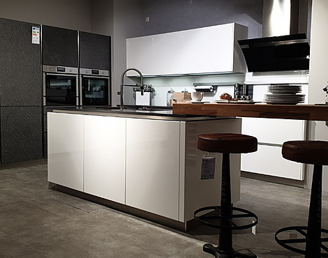 Moderne grifflose Küche mit hochglänzend lackierten Fronten von Häcker mit Quarzsteinplatte und hochwertigem Zubehör - AV 4030 GL