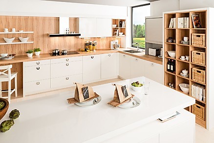 Weiße Küche mit Holzdekor