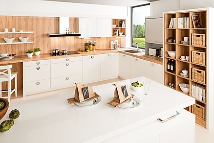 Weiße Küche mit Holzdekor Weiße Küche mit Holzdekor