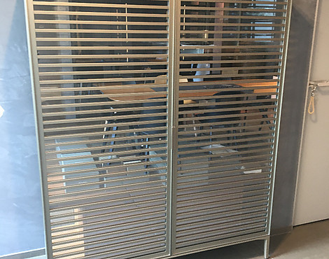 Lamellenschrank Glas Aluminium innen mit Holz Alambra - Alambra Palladio Noce Grigio