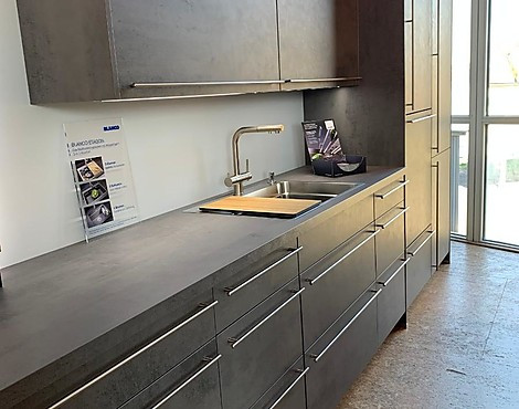 Einzelne Zeile mit Insel - Modell Riva Beton