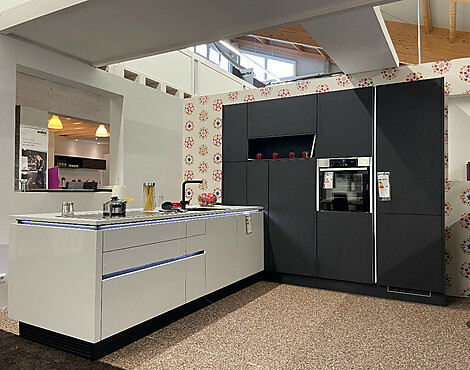 Nolte Ausstellungsküche - L16 Lux, 36P Lacklaminat Platingrau Hochglanz u. M15 Manhattan 48N Eiche Nero