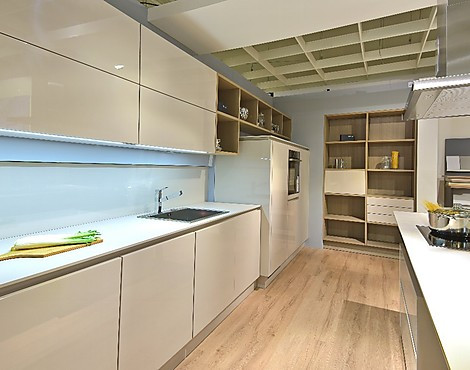 Premiumküche mit Kochtisch, optimal für offene Wohnbereiche - NX501 L211 Sandgrau Hochglanz