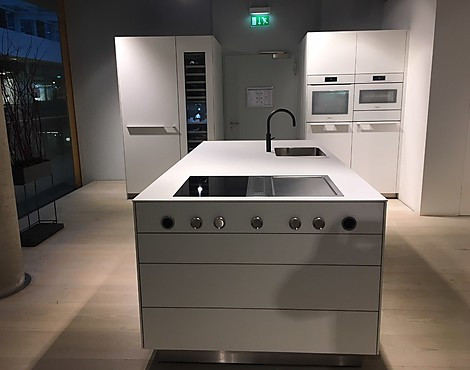Wandzeile mit 2 Hochschrank Blöcken und einer Insel mit stirnseitigem Kochen - bulthaup b3 in Laminat, Alpinweiß