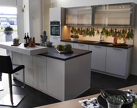 Moderne Küchenzeile mit Inselblock - Porto 390 in moonlight grey seidenmatt lackiert
