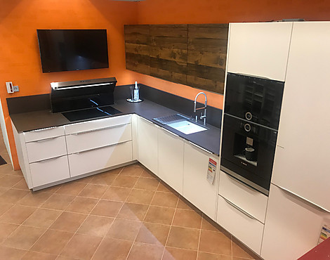 Lackküche alpinweiß matt mit Edelstahl Griffleiste und Dekton Arbeitsplatten - Fashion 168 Lack Alpinweiß matt mit Color Concept 272