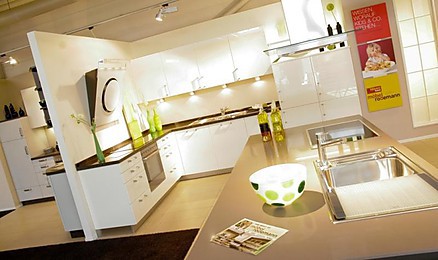 Moderne L-Küche mit Hochglanzfronten Moderne L-Küche mit Hochglanzfronten