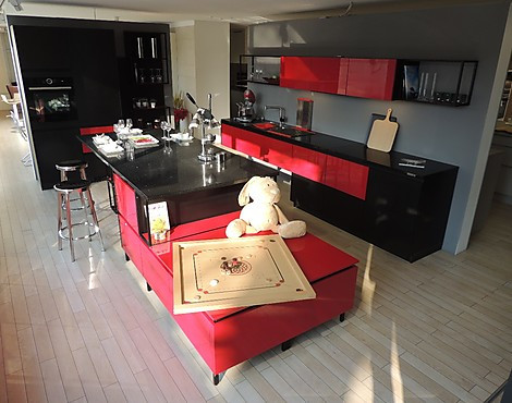 Musterküche Edition Rot mit Casa B Schwarz - GL Edition 2716 Signalrot hochglanzlack GL 30098 schwarz Samt-Lack Lederoptik