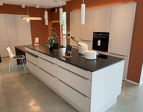 Kochinsel mit zwei Zeilen Hochschränken - Loft Satin Softlack