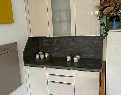 Hochglänzendes Buffet mit Glasoberschrank - Sachsenküchen