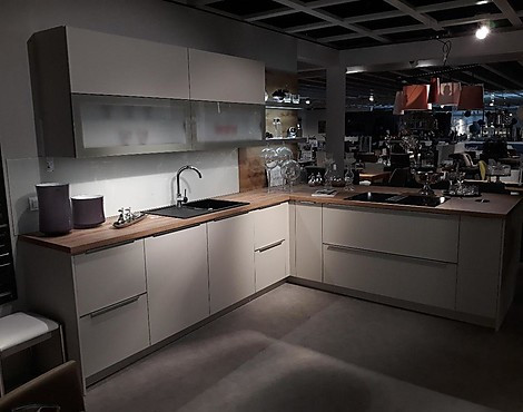 XL PUR in Light Pepper DirectLack matt - XL PUR in Light Pepper DirectLack matt mit Arbeitsplatte Bacheiche NB und Miele-Geräten