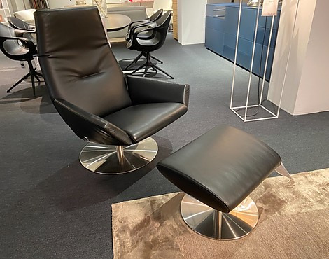 Filigran gearbeiteter Relaxsessel mit Hocker. - 680 Tipo TI 9010