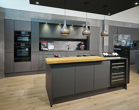 SUPER GERÄTEAUSSTATTUNG: Backofen m. Pyrolyse & großem Bräter, Kombidampfgarer (beide m. Kernthermometer), Kühlzentrum m. 0°-Zone, 2-Zonen-Weinkühler, Induktionskochfeld, Teppan/Plancha zum Braten & Grillen, Performance-Muldenlüfter, Top-Geschirrspüler... - WOHNKÜCHE ALEA LAVA GRIFFLOS. Fronten in echtem Samtmattlack. Edler geflammter Naturstein. Liebevolle Details wie Theke und Besteckeinsätze in echter Eiche, Volledelstahl-Armatur, Wärmeschublade ... Hochschränke flexibel aufstellbar, siehe Maßzeichnungen!