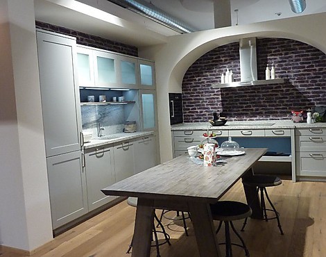 L-Küche mit Esstisch und hängendem Sideboard - Montana / Jütland