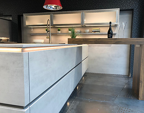 Traumküche mit Top Ausstattung in Beton Optik - RIVA