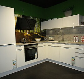 weiße Hochglanzküche mit Siemens Geräten