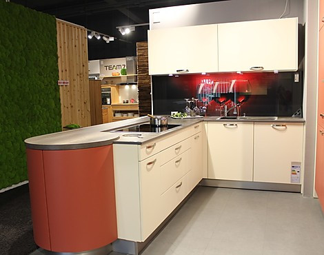 Inselküche Tresen Küche mit Kochinsel - Biella Creme Vanille Satin mit Terrakotta Satin