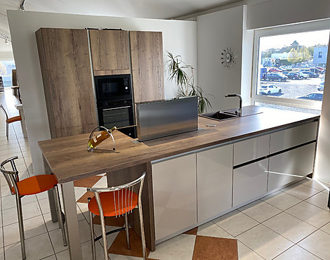 Zeile, große Kochinsel und Tisch - Polymerglasfront Vitra / Limes Eiche