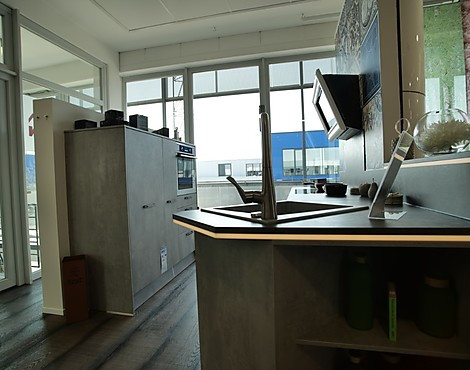 Industrialstyle mit Iluminierter Keramik - Häcker Classic Comet Spachtelbeton Perlgrau