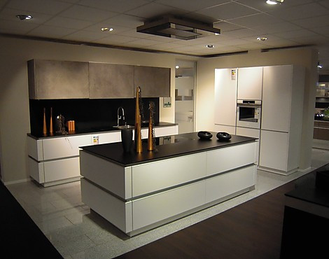 moderne, grifflose Küche mit Beton-Element - Horizon Accento Riva