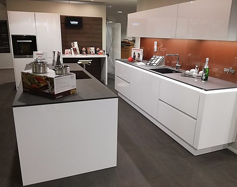 Grifflose Designküche in zeitlosem Weiß - Horizon Riva 83130 icy white glänzend - G70320 Verticon