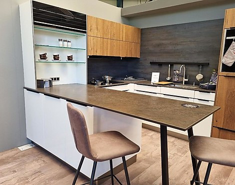 Küche in Hochglanz und Echtholz in Altholzoptik mit Dekton-Arbeitsplatte - AV4030 Hochglanz weiß + AV6084 Räuchereiche geprägt
