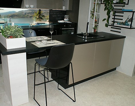 Modernes Design - Xeno Sandbeige metallic/ Focus Lack schwarz Hochglanz