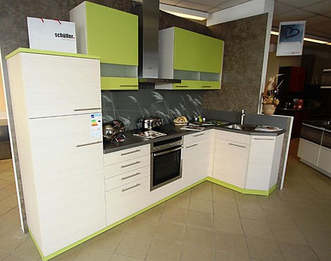 Musterküche Schüller Lima mit Neff - Geräten und LED - Beleuchtung - Lima - K825 Pinie magnolia NB