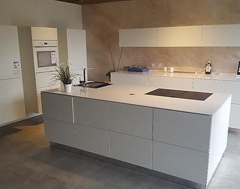 puristische Designer- Musterküche Weiß Mattlack mit angeschränkten Kanten - Verona Weiß Mattlack