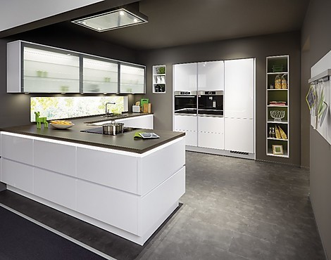 Line N - Focus mit Bosch - Grifflose Designküche - Line N 312 Focus 469 Lack Ultra Hochglanz Lack Alpinweiß grifflos