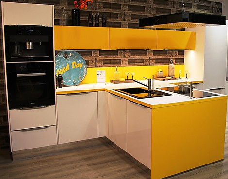 Moderne T-Küche mit Miele-Geräten - Nobilia Lux Alpinweiss