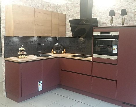 Die XL-Höhe in Grifflos besticht durch eine warme Farbkombination - Easytouch Rostrot + Structura Eiche Sierra