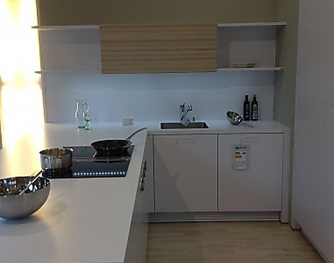 in Schichtstoff Polarisweiß mit einklappbaren Griffen - Aktionsküche 3157/2 Designküche Next NL 800