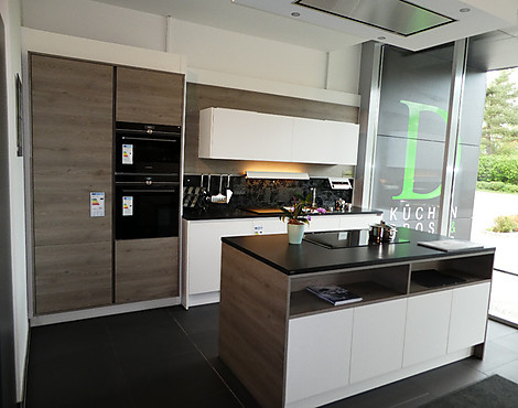 Moderne Küchenzeile mit Insel und Silestone-Kunststeinarbeitsplattenanlage - Programm 815 Cannes Polymatt Icy white kombiniert mit Programm 2904 Trondheim Pembroke Eiche.