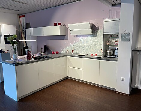 Ausstellungsküche Häcker, L-Form, Berbel, Miele, Gaggenau, Systemceram-Becken, Le-Mans - Lumos, Hochglanz Weiß, Schichtstoff-Arbeitsplatte
