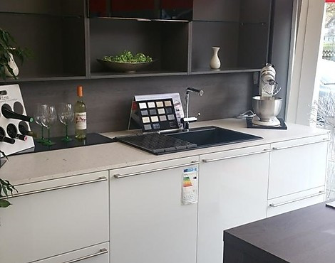 moderne Kochinsel mit vielen schönen Details - Systemat AV4030 brillantweiß Hochglanz Lack + AV1097 Eiche grau