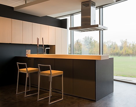 – Edle Küche mit hochwertiger Verarbeitung - NX902 in Platin Glas matt kombiniert mit Tanne gebürstet