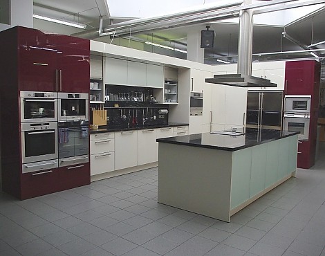 Musterküche - Ausstellungsküche - Abverkaufsküche - Acryl Hochglanz bordeauxrot und beige