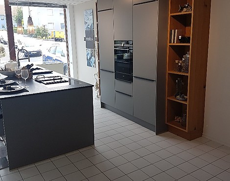 NEXT Moderne Insel-Planung Achatgrau samtmatt lackiert - NEXT NX510 L277M achatgrau samtmatt Lack mit Studioline-Geräten