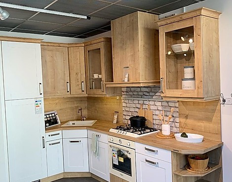 Küche im Landhaus Stil mit sehr schöner Dunstesse - Vienna