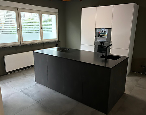 Luxus-Inselküche mit Geräten von Gaggenau - Natursteinarbeitsplatte mit Unterbauspüle und flächenbündigen Kochfeld mit Muldenlüftung - Steelwhite by S187
