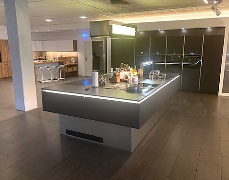 Grifflos-Designer-Glasküche mit Holzschubladen - Designer-Küche mit Glasfonten in Farbe schwarz matt mit Holzschubkasten