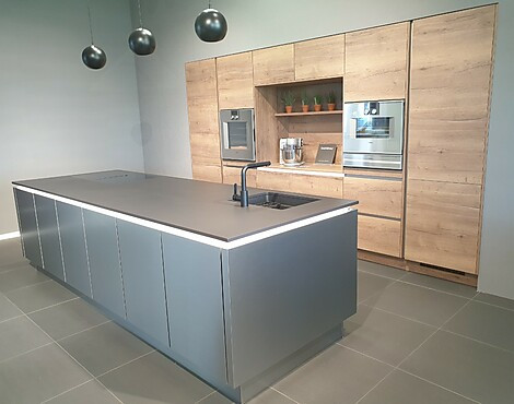 Designerküche mit Profigeräten von Gaggenau - Edelstahl mit Dektonplatte