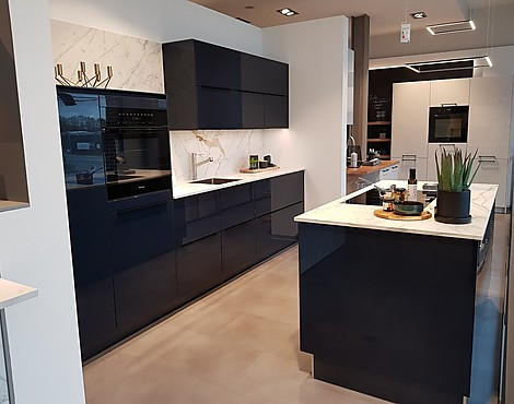Moderne Küche in samtblau Hochglanz mit Insellösung - Inpura AV 4030 samtblau Hochglanz Lack