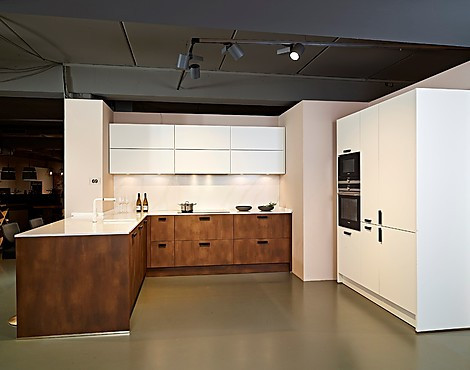 U-Küche in kristallweiß und Stahl Bronze - PPL + TAR (Koje 69, KH)