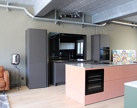 exclusive Design-Inselküche in der Kombination Mattlack - Organic Glass meets V-Zug, Novy, Liebherr und Diwa Klima - Terra Alba mit wunderschönen Natursteinplatten