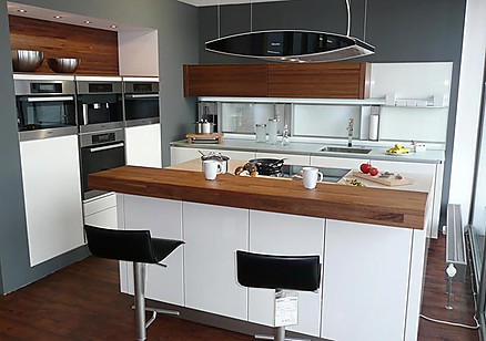 Exklusive Küche mit Designabzugshaube Exklusive Küche mit Designabzugshaube