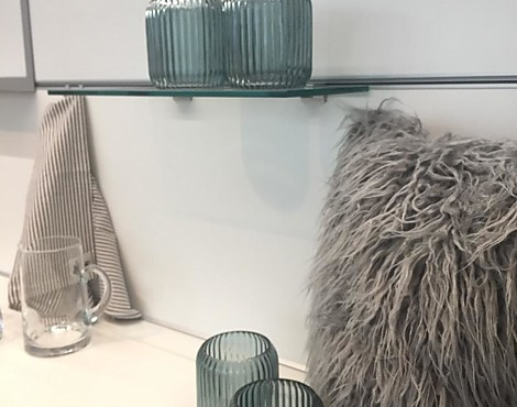 Elegante Küche mit Kaffeevollautomat, Dampfbackofen, Side-by-Side-Kühlschrank und Wärmeschublade /W - Extrem reduziert--Wir brauchen Platz! - Formaxx Berlin weiß seidenmatt/ W