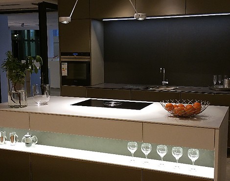 Aufregende SieMatic Küche in Goldbronze - SieMatic SE8008LM Muskat matt mit SE3003R Goldbronze
