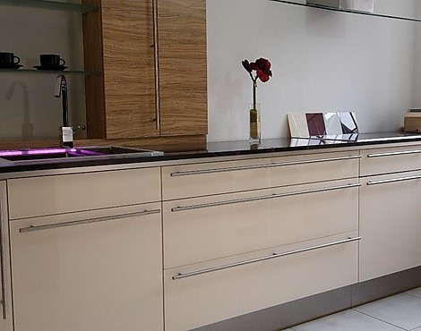 Glasküche in magnoliefarben mit schwarz Kombi - Glasküche in magnoliefarben mit schwarz Kombi